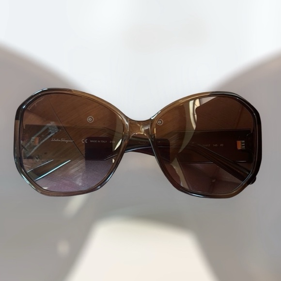 Salvatore Ferragamo Oversized Gradient
Sunglasses 100% Authentic
$229 $559 - Picture 3 of 7